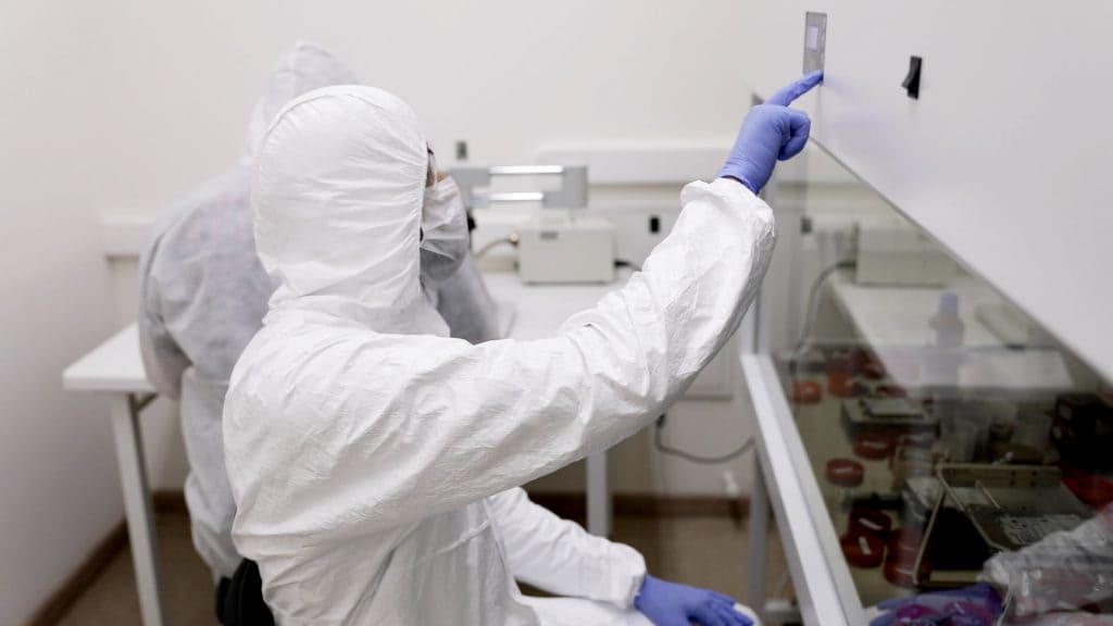 Data-Recovery-Engineers-in-Cleanroom